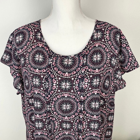 Liz Claiborne, Plus Size XXL Short Sleeve Blouse Keyhole Back  Geometric EUC - Picture 2 of 8